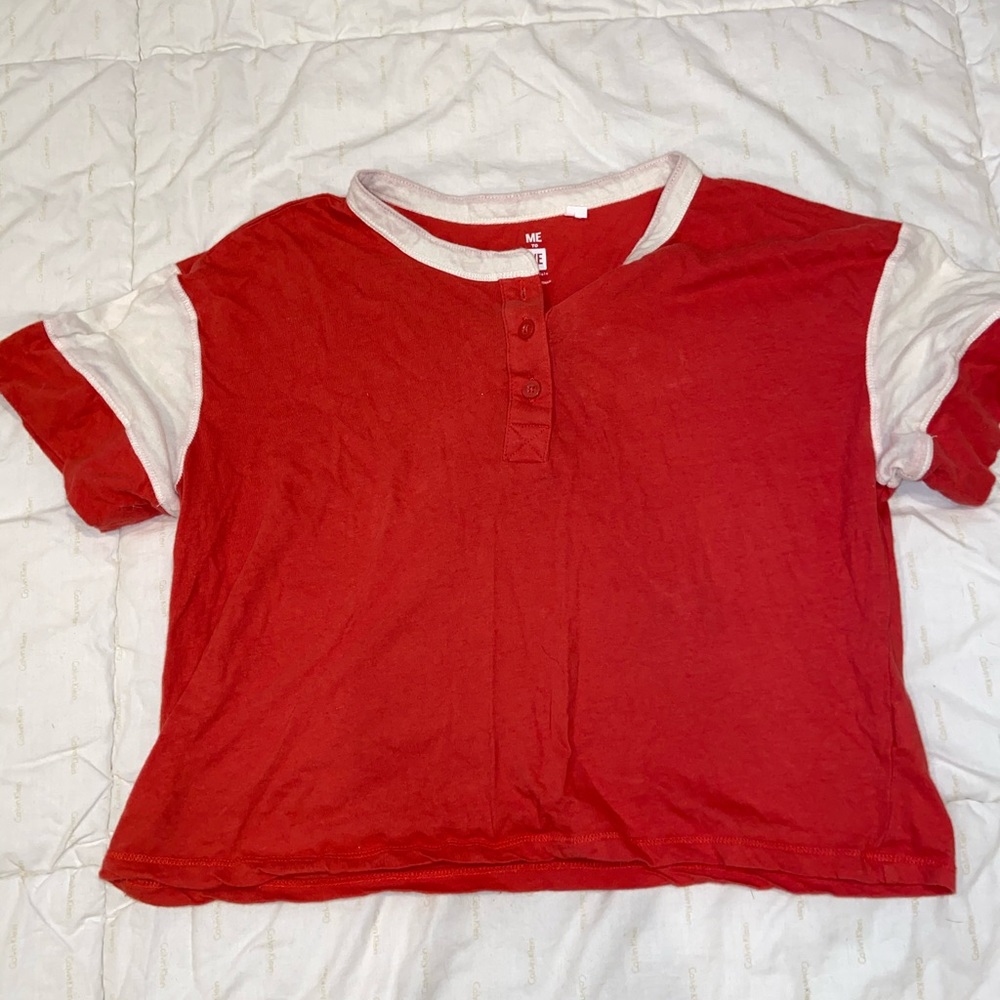 burnt orange/ red tee